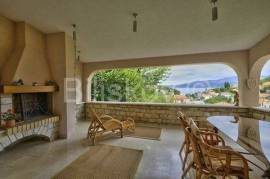 Brač, Splitska 2 houses, swimming pool, garden 1000 m2, 150m from the sea