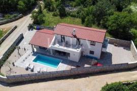 Detached house with pool in a quiet location