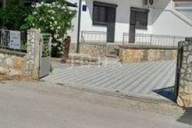 Vodice, house with parking in a prime location