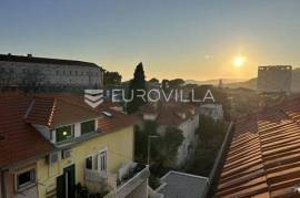 Split, Gripe, three-bedroom apartment 60 m² / exceptional location / potential for renovation