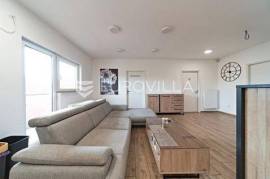 Osijek, Zeleno polje, functional three-bedroom apartment with a loggiom