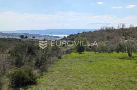Mravince, land with a total area of 2,474 m², of which 1,600 m² is designated for construction.