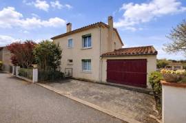 Detached House with Landscaped Garden Detached House with Landscaped Garden