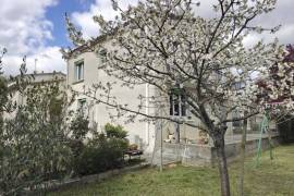 Detached House with Landscaped Garden Detached House with Landscaped Garden