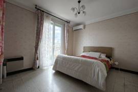 Detached House with Landscaped Garden Detached House with Landscaped Garden