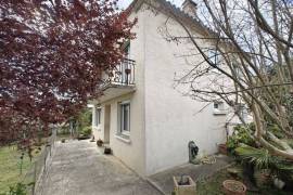 Detached House with Landscaped Garden Detached House with Landscaped Garden