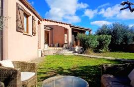 Detached Villa in Landscaped Garden with Garage