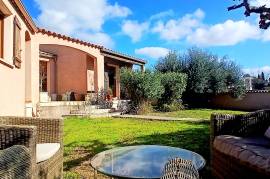 Detached Villa in Landscaped Garden with Garage