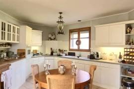 Detached Villa in Landscaped Garden with Garage
