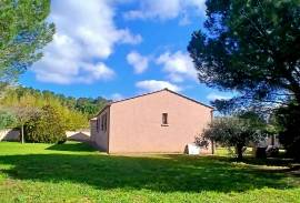 Detached Villa in Landscaped Garden with Garage