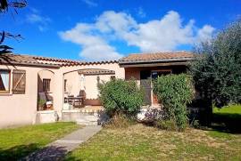 Detached Villa in Landscaped Garden with Garage