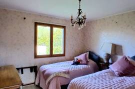 Detached Villa in Landscaped Garden with Garage