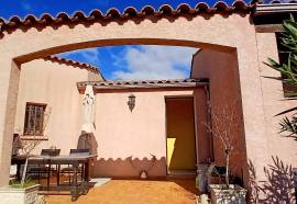 Detached Villa in Landscaped Garden with Garage