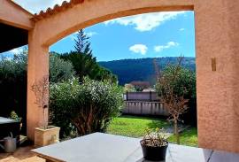 Detached Villa in Landscaped Garden with Garage
