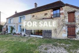 Detached Country House with Landscaped Garden