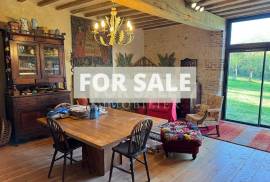 Detached Country House with Landscaped Garden