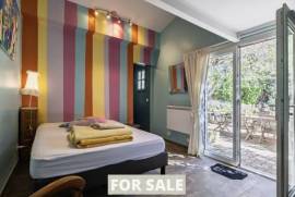 Contemporary Detached House with Swimming Pool Contemporary Detached House with Swimming Pool
