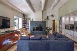 Contemporary Detached House with Swimming Pool Contemporary Detached House with Swimming Pool