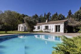Contemporary Detached House with Swimming Pool Contemporary Detached House with Swimming Pool