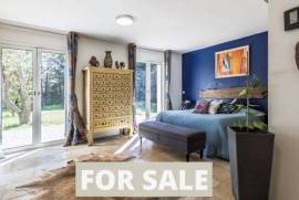Contemporary Detached House with Swimming Pool Contemporary Detached House with Swimming Pool