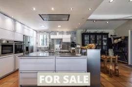 Contemporary Detached House with Swimming Pool Contemporary Detached House with Swimming Pool