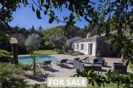 Contemporary Detached House with Swimming Pool Contemporary Detached House with Swimming Pool