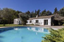 Contemporary Detached House with Swimming Pool