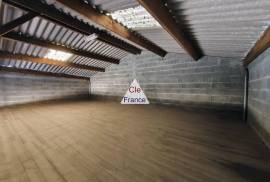 Large Garage with Many Possibilities