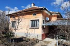 Partially renovated country house with annex, garage and spacious plot of land