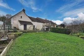 Maison à rénover avec dépendances et terrain arboré