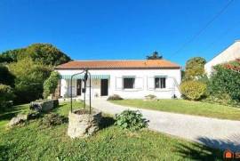 Au calme en plein centre.Ensemble immobilier: 3 maisons