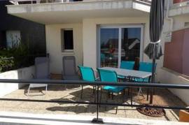 Terrasse ensoleillée & piscine à Étel pour location.