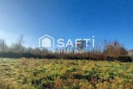 Beau terrain constructible d’environ 5500m² à Louchats, libre de tout constructeur et pré-viabilisé. À visiter sans tarder !