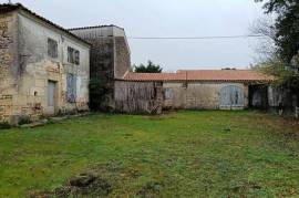 Au calme, proche des commerces, maison et grange à rénover. Jardin de 700 m² environ.