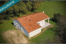 Pavillon plain-pied, cuisine, séjour lumineux, trois chambres, deux sdb, cellier, garage.