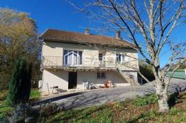 Jolie maison lumineuse sur sous-sol