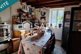 Maison en pierre et poutres apparentes, à rénover