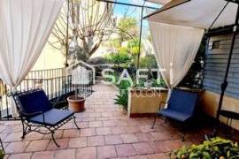 Dans maison, charmant appartement de 55 m² à Apt avec jardin, 2 garages et 1 cave – proche centre-ville