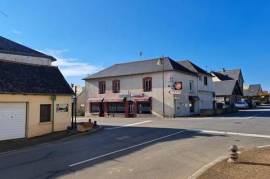 Murs commerciaux avec appartement centre bourg