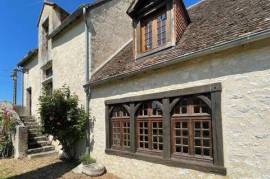 15 ème siècle. 285 m2 + dépendances sur 4036 m2
