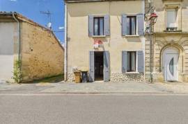 Ensemble immobilier avec une maison, un garage un chai et un jardin