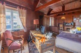 Au port et à quelques mètres de la plage, grande maison familiale.