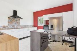 Maison en pierre de 5 chambres, jardin intimiste, très grande dépendance