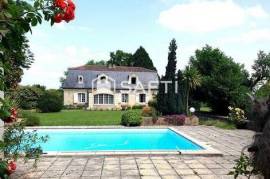 Maison de maître, piscine et dépendances...