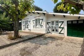 Dans un environnement paisible, cette maison de plain-pied est idéalement située à quelques centaines de mètres du lac.