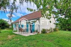 Propriété 4 chambres possibilité 5 avec piscine chauffée et espace patio.