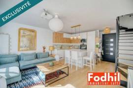 Maison familiale moderne de 4 pièces avec un double box et un jardin.