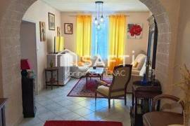 maison de ville avec du potentiel vous souhaitez refaire la décoration de la propriété vous allez etre ravie, dépendances, garage, grenier, buanderie de 20 m2