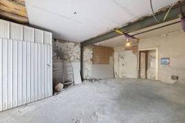 Grand garage fermé - idéal parking, atelier, local commercial