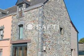 Coup de coeur assuré pour cette charmante maison de bourg sur trois niveaux, entièrement rénovée avec